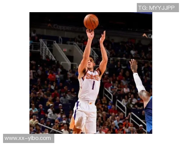 布克全场表现平平14投仅5中收获17分3篮板8助攻正负值高达16